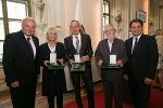 Die Ehrenzeichen für Wissenschaft, Kunst und Kultur wurden von Landeshauptmann Hermann Schützenhöfer (l.) und Landeshauptmann-Stellvertreter Michael Schickhofer (r.) der Historikerin Karin Maria Schmidlechner-Lienhart, dem Weltraumforscher Wolfgang Baumjohann und dem Dichter und Übersetzer Klaus Hoffer (v.l.) überreicht. Die Ehrenzeichen für Wissenschaft, Kunst und Kultur wurden von Landeshauptmann Hermann Schützenhöfer (l.) und Landeshauptmann-Stellvertreter Michael Schickhofer (r.) der Historikerin Karin Maria Schmidlechner-Lienhart, dem Weltraumforscher Wolfgang Baumjohann und dem Dichter und Übersetzer Klaus Hoffer (v.l.) überreicht.