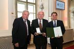 Dem langjährigen Leiter der Steiermärkischen Landesbibliothek, Christoph Binder, wurde das Große Ehrenzeichen des Landes Steiermark überreicht.