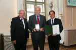 Für seine Initiativen zum Wohl der Bevölkerung bekam der ehemalige Bürgermeister der GEmeinde Haselsdorf-Tobelbad, Helmut Holzapfel, das Große Ehrenzeichen des Landes Steiermark.