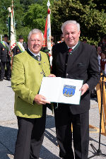 Landeshauptmann Hermann Schützenhöfer überreichte dem Stradener Bürgermeister Gerhard Konrad das neue Gemeindewappen