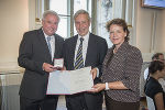 LH Hermann Schützenhöfer und LR Ursula Lackner überreichten Hermann Holozan das Österreichische Ehrenkreuz für Wissenschaft und Kunst 1. Klasse