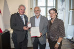 LH Hermann Schützenhöfer und LR Ursula Lackner überreichten Hans Schnitzer das Österreichische Ehrenkreuz für Wissenschaft und Kunst 1. Klasse
