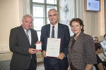 LH Hermann Schützenhöfer und LR Ursula Lackner überreichten Klaus Sauermoser das Große Ehrenzeichen für Verdienste um die Republik Österreich