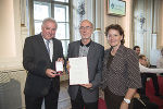 LH Hermann Schützenhöfer und LR Ursula Lackner überreichten Herbert Nichols-Schweiger das Österreichische Ehrenkreuz für Wissenschaft und Kunst