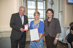 LH Hermann Schützenhöfer und LR Ursula Lackner überreichten Nicole Schmidhofer das Goldene Ehrenzeichen für Verdienste um die Republik Österreich