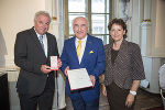 LH Hermann Schützenhöfer und LR Ursula Lackner überreichten Vittorio Terranova das Goldene Ehrenzeichen für Verdienste um die Republik Österreich