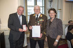 LH Hermann Schützenhöfer und LR Ursula Lackner überreichten Eduard Pirker das Goldene Verdienstzeichen der Republik Österreich
