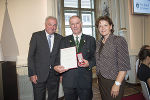 LH Hermann Schützenhöfer und LR Ursula Lackner überreichten Franz Krenn die Goldene Medaille für Verdienste um die Republik Österreich