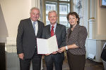 LH Hermann Schützenhöfer und LR Ursula Lackner überreichten Gerhard Strametz den Berufstitel Regierungsrat