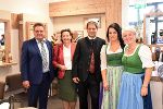 Bürgermeister Andreas Staude, LRin Ursula Lackner und LH-Stv. Michael Schickhofer (v.l.) mit den Betreiberinnen des im neuen Gemeindezentrum untergebrachten Frisiersalons.