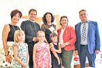 Die Ehrengäste mit Bediensteten und Kindern des neuen Kindergartens in St. Oswald.