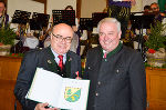 Bgm. Peter Raith und LH Hermann Schützenhöfer (v.l.) mit dem neuen Fladnitzer Gemeindewappen. © Bild: Gemeinde Fladnitz an der Teichalm; Verwendung bei Quellenangabe honorarfrei