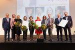 Wirtschaftskammerpräsident Josef Herk, LR Barbara Eibinger-Miedl, Verena Ennemoser (Stadt Graz), Elisabeth Hosseini-Schönhofer und Simone Skalicky (A15), Inge Farcher und LAD-Stv. Brigitte Scherz-Schaar (LAD), Wolfgang Wlattnig und Franz Reiterer (A7) mit WK-Direktor Karl-Heinz Dernoscheg bei der Verleihung der "Managen statt Verwalten"-Awards (v.l.).