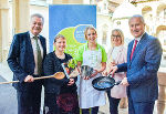 Kochen für den Klimaschutz: Umweltlandesrat Anton Lang, Adelheid Weiland (Referat Energietechnik und Klimaschutz), Sandra Hillebrand (Obfrau-Stellvertreterin Seminarbäuerinnen), Nicole Zöhrer (GF der Seminarbäuerinnen) und LR Hans Seitinger (v.l.).