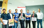 LH-Stv. Michael Schickhofer (4.v.l.) und GF Andreas Jaklitsch (6.v.l.) und Gerhard Wendl (2.v.l.) mit Spielern der Graz Giants