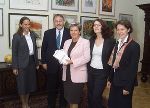 Bildtext (von links): Dr. Eva Stifter, Univ.-Prof. Dr. Wolfgang Mantl, Landeshauptmann Waltraud Klasnic, Dr. Elisabeth Hödl und Mag. Hedwig Kopetz. Foto Fischer, Abdruck bei Quellenangabe ho-norarfrei. Bildtext (von links): Dr. Eva Stifter, Univ.-Prof. Dr. Wolfgang Mantl, Landeshauptmann Waltraud Klasnic, Dr. Elisabeth Hödl und Mag. Hedwig Kopetz. Foto Fischer, Abdruck bei Quellenangabe ho-norarfrei.
