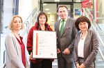 Patientenombudsfrau Renate Skledar (2.v.l.) und Marion Zechner (1.v.l.) bekamen heute Vormittag von Ingold Wilhelmer von TÜV Austria und Beraterin Helmine Trinkl das ISO-Zertifikat überreicht. Patientenombudsfrau Renate Skledar (2.v.l.) und Marion Zechner (1.v.l.) bekamen heute Vormittag von Ingold Wilhelmer von TÜV Austria und Beraterin Helmine Trinkl das ISO-Zertifikat überreicht.