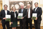 Nikolaus Brandstätter (Verlag Brandstätter), Landtagspräsidentin Bettina Vollath, LH Hermann Schützenhöfer und die beiden Herausgeber Manfred Prisching und Herweig Hösele stellten die Landvermessung der Steiermark vor. © Bilder: steiermark.at/Streibl: Verwendung bei Quellenangabe honorarfrei