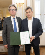 LR Christopher Drexler überreichte Gerd Kronheim den Menschenrechtspreis 2018 des Landes Steiermark.
