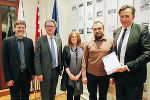 Markus Bogensberger (HdA), Kulturlandesrat Christopher Drexler, Petra Kickenweitz (Yostar-Kuratorin), Ziga Kresevic (Yostar-Kurator) und Ronald Rödl (Leiter des Stmk-Büro Brüssel) eröffneten gemeinsam die Ausstellung (v.l.). © Foto: Alexander Louvet; bei Quellenangabe honorarfrei