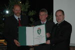 Landespferdezuchtverband-Geschäftsführer Walter Werni, Obmann Willy Feuerle und Landesrat Johann Seitinger bei der Urkunden-Übergabe. Foto: Landespferdezuchtverband Steiermark . Landespferdezuchtverband-Geschäftsführer Walter Werni, Obmann Willy Feuerle und Landesrat Johann Seitinger bei der Urkunden-Übergabe. Foto: Landespferdezuchtverband Steiermark .