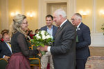 LH Hermann Schützenhöfer bedankte sich bei der Festrednerin Sonja Rinofner-Kreidl mit einem Blumenstrauß.