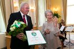 Große Freude bei der Verleihung des Ehrenringes in der Grazer Burg. LH Schützenhöfer mit Barbara Frischmuth.