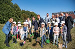 Spatenstich in Haselsdorf-Tobelbad: Der Zubau für Kindergarten und Kinderkrippe wird gestartet.