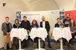 Am Family-Photo: Referatsleiter Stefan Börger mit Roberta Maierhofer, Steven Weiss, Caitlin Ahern, Moderator Stefan "Steve" Rabitsch, Steve Aho, Sara Crockett und Michael Fuchs © Land Steiermark / Johannes Steinbach (alle Fotos) Am Family-Photo: Referatsleiter Stefan Börger mit Roberta Maierhofer, Steven Weiss, Caitlin Ahern, Moderator Stefan "Steve" Rabitsch, Steve Aho, Sara Crockett und Michael Fuchs