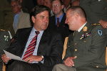 Landeshauptmann Voves im Gespräch mit dem Kommandanten des neuen Streitkräfte-Kommandos Generalmajor Mag. Günter Höfler. Landeshauptmann Voves im Gespräch mit dem Kommandanten des neuen Streitkräfte-Kommandos Generalmajor Mag. Günter Höfler.