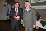 Der Präsident der Offiziersgesellschaft Steiermark Oberstleutnant Bernd Schlögl überreicht Landeshauptmann Voves das Wappen der Offiziersgesellschaft Steiermark. Fotos: Offiziersgesellschaft Der Präsident der Offiziersgesellschaft Steiermark Oberstleutnant Bernd Schlögl überreicht Landeshauptmann Voves das Wappen der Offiziersgesellschaft Steiermark. Fotos: Offiziersgesellschaft