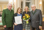 Tanja Baumgartinger (2.v.l.) nahm für das Theatercafé im Weißen Saal der Grazer Burg von LH Hermann Schützenhöfer, Christine Rues und Gerald Schöpfer den diesjährigen Josef Krainer-Heimatpreis entgegen.