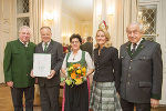 Manfred (2.v.l.) und Heidi Tement (M.) bekamen im Weißen Saal der Grazer Burg von LH Hermann Schützenhöfer, Christine Rues und Gerald Schöpfer den Josef Krainer-Heimatpreis verliehen.