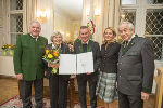 Anna (2.v.l) und Rudolf Prates (M.) nahmen des Josef Krainer-Heimatpreis für das Mariagrüner Kindertheater entgegen.