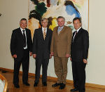 Begleitet vom polnischen Honorarkonsul Dr. Gerold Ortner (l) traf Botschafter Mag. Marek Jędrys (2.v.l.) auch Landeshauptmann-Stellvertreter Hermann Schützenhöfer (3. v. l) in der Grazer Burg, der sich über die steigende Bedeutung polnischer Touristen in der Steiermark freut und über die Kooperation der Wallfahrtsorte Tschenstochau und Mariazell, die auch von Mag. Ludwig Rader (r) von der Europa-Fachabteilung des Landes betreut wird. Begleitet vom polnischen Honorarkonsul Dr. Gerold Ortner (l) traf Botschafter Mag. Marek Jędrys (2.v.l.) auch Landeshauptmann-Stellvertreter Hermann Schützenhöfer (3. v. l) in der Grazer Burg, der sich über die steigende Bedeutung polnischer Touristen in der Steiermark freut und über die Kooperation der Wallfahrtsorte Tschenstochau und Mariazell, die auch von Mag. Ludwig Rader (r) von der Europa-Fachabteilung des Landes betreut wird.