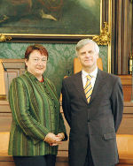 Die Dritte Landtagspräsidentin Barbara Gross (l) überraschte Botschafter Jędrys mit einem Detail aus ihrer Biografie: ihre Mutter war gebürtige Polin. Die Dritte Landtagspräsidentin Barbara Gross (l) überraschte Botschafter Jędrys mit einem Detail aus ihrer Biografie: ihre Mutter war gebürtige Polin.