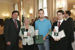 Von links: Landeshauptmann Mag. Franz Voves gratuliert den Lebensrettern Sigrid Nutz, Matthias Kompeck und Robert Fuchs. Foto: Robert Frankl Von links: Landeshauptmann Mag. Franz Voves gratuliert den Lebensrettern Sigrid Nutz, Matthias Kompeck und Robert Fuchs. Foto: Robert Frankl