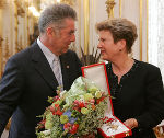 Landeshauptmann a.D. Waltraud Klasnic wird von Bundespräsident Dr. Heinz Fischer ausgezeichnet. Foto: Dragan Tatic/HBF Landeshauptmann a.D. Waltraud Klasnic wird von Bundespräsident Dr. Heinz Fischer ausgezeichnet. Foto: Dragan Tatic/HBF