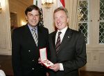 Landeshauptmann Mag. Franz Voves gratuliert Dr. Werner Eichtinger zum Großen Goldenen Ehrenzeichen für Verdienste um die Republik Österreich. Foto Robert Frankl Landeshauptmann Mag. Franz Voves gratuliert Dr. Werner Eichtinger zum Großen Goldenen Ehrenzeichen für Verdienste um die Republik Österreich. Foto Robert Frankl