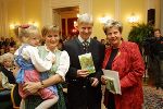 Nesthäkchen Sophie, Astrid und Gottfried Hofmann-Wellenhof und Landeshauptmann Waltraud Klasnic. Foto: Gerhard Dusek Nesthäkchen Sophie, Astrid und Gottfried Hofmann-Wellenhof und Landeshauptmann Waltraud Klasnic. Foto: Gerhard Dusek