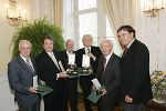 (von links). Univ.-Prof. Dr. Siegfried Bauer, Generaldirektor a.D. Kommerzialrat Dr. Georg Doppelhofer, Bundeskammerrat a.D. Kommerzialrat Hans Roth, Professor Dr. Alfred Kolleritsch, Professor Hannes Schwarz: und Landeshauptmann Mag. Franz Voves. Foto: Robert Frankl (von links). Univ.-Prof. Dr. Siegfried Bauer, Generaldirektor a.D. Kommerzialrat Dr. Georg Doppelhofer, Bundeskammerrat a.D. Kommerzialrat Hans Roth, Professor Dr. Alfred Kolleritsch, Professor Hannes Schwarz: und Landeshauptmann Mag. Franz Voves. Foto: Robert Frankl