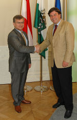 v.r.: Landeshauptmann Mag. Franz Voves mit dem Vizepremier und Finanzminister der Republik Baschkortostan, Ayrat Gaskarov, in den Räumlichkeiten der Grazer Burg. Foto: Europaabteilung; Abdruck bei Quellenangabe honorarfrei. v.r.: Landeshauptmann Mag. Franz Voves mit dem Vizepremier und Finanzminister der Republik Baschkortostan, Ayrat Gaskarov, in den Räumlichkeiten der Grazer Burg. Foto: Europaabteilung; Abdruck bei Quellenangabe honorarfrei.