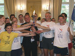 Landtagspräsident Siegfried Schrittwieser nahm vom World Harmony Run-Team die Friedensfackel entgegen. Foto: Landespressedienst Landtagspräsident Siegfried Schrittwieser nahm vom World Harmony Run-Team die Friedensfackel entgegen. Foto: Landespressedienst
