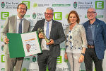 Gewinner der Rubrik Kommunen: Franz Friedl (Stadtwerke Fürstenfeld GmbH), Vzbgm. Roland Gogg (Stadtgemeinde Fürstenfeld) mit Rubrikpatin Landesrätin Simone Schmiedtbauer und Joachim Friessnig (Manager der Klima- u. Energiemodellregion Fürstenfeld) © Foto: Johannes Gellner; bei Quellenangabe honorarfrei Gewinner der Rubrik Kommunen: Franz Friedl (Stadtwerke Fürstenfeld GmbH), Vzbgm. Roland Gogg (Stadtgemeinde Fürstenfeld) mit Rubrikpatin Landesrätin Simone Schmiedtbauer und Joachim Friessnig (Manager der Klima- u. Energiemodellregion Fürstenfeld)