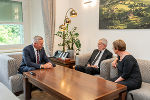 Kondolenzbesuch am 11. Juni 2025 in Graz: Bundespräsident Alexander Van der Bellen und Gattin Doris Schmidauer im Gespräch mit LH Mario Kunasek. © Land Steiermark/Robert Binder; Verwendung bei Quellenangabe honorarfrei Kondolenzbesuch am 11. Juni 2025 in Graz: Bundespräsident Alexander Van der Bellen und Gattin Doris Schmidauer im Gespräch mit LH Mario Kunasek.