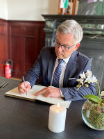 11. Juni 2025: EU-Kommissar Magnus Brunner trägt sich ins Kondolenzbuch im Steiermark-Büro in Brüssel ein. © Land Steiermark/Claudia Suppan; Verwendung bei Quellenangabe honorarfrei 11. Juni 2025: EU-Kommissar Magnus Brunner trägt sich ins Kondolenzbuch im Steiermark-Büro in Brüssel ein.