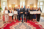 Landeshauptmann Mario Kunasek mit dem Präsidenten der Kammer der Steuerberater und Wirtschaftsprüfer Klaus Gaedke und den neu angelobten Steuerberaterinnen und Steuerberatern sowie Wirtschaftsprüferinnen und Wirtschaftsprüfern im Weißen Saal. © Land Steiermark/Streibl; bei Quellenangabe honorarfrei Landeshauptmann Mario Kunasek mit dem Präsidenten der Kammer der Steuerberater und Wirtschaftsprüfer Klaus Gaedke und den neu angelobten Steuerberaterinnen und Steuerberatern sowie Wirtschaftsprüferinnen und Wirtschaftsprüfern im Weißen Saal.