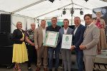 LH Mario Kunasek überreichte den Vertretern der E-Werk Gleinstätten GmbH mit weiteren Ehrengästen das Landeswappen. © Land Steiermark; Verwendung bei Quellenangabe honorarfrei LH Mario Kunasek überreichte den Vertretern der E-Werk Gleinstätten GmbH mit weiteren Ehrengästen das Landeswappen.