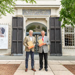 Landesarchivdirektor Gernot Peter Obersteiner (l.) und Herausgeber Josef Riegler (r.) präsentieren die „Geschichte und Topographie des Bezirkes Graz-Umgebung“ © Land Steiermark/Robert Binder; Verwendung bei Quellenangabe honorarfrei Landesarchivdirektor Gernot Peter Obersteiner (l.) und Herausgeber Josef Riegler (r.) präsentieren die „Geschichte und Topographie des Bezirkes Graz-Umgebung“