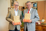 Landesarchivdirektor Gernot Peter Obersteiner (l.) und Herausgeber Josef Riegler (r.) präsentieren die „Geschichte und Topographie des Bezirkes Graz-Umgebung“ © Land Steiermark/Robert Binder; Verwendung bei Quellenangabe honorarfrei Landesarchivdirektor Gernot Peter Obersteiner (l.) und Herausgeber Josef Riegler (r.) präsentieren die „Geschichte und Topographie des Bezirkes Graz-Umgebung“